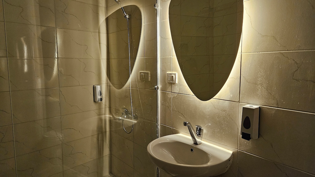 B601 · 1BR Apartment in Downtown Cairo Qasr El Nil B601 — Bathroom, photo 3