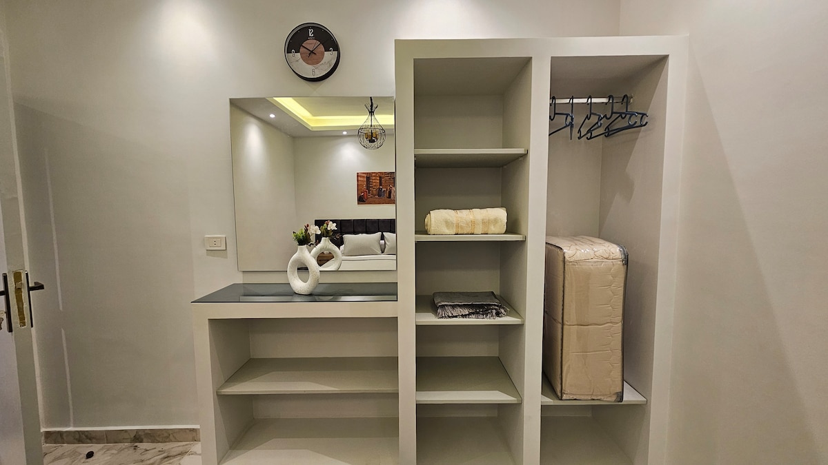 B601 · 1BR Apartment in Downtown Cairo Qasr El Nil B601 — Bedroom, photo 1